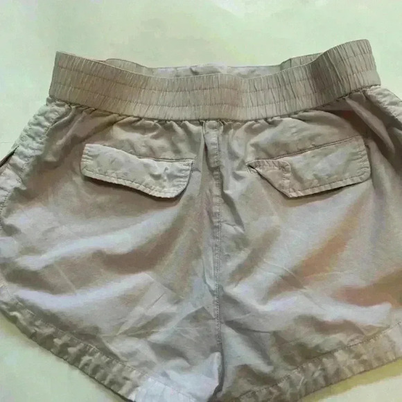 Light pink short cargo shorts from Urban Outfitters - Picture 2 of 3